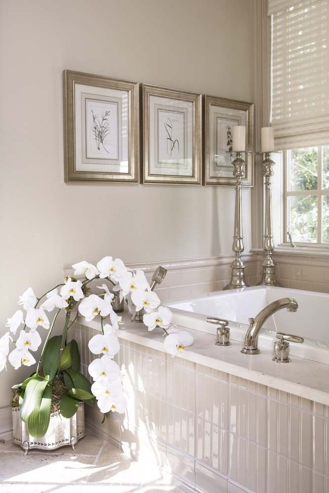Esempio di una grande stanza da bagno padronale chic con vasca da incasso, piastrelle beige, piastrelle in ceramica, pareti beige e pavimento in travertino