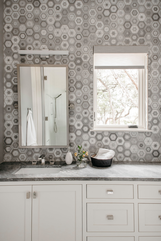 Exempel på ett stort modernt grå grått badrum med dusch, med skåp i shakerstil, vita skåp, grå kakel, mosaik och ett undermonterad handfat