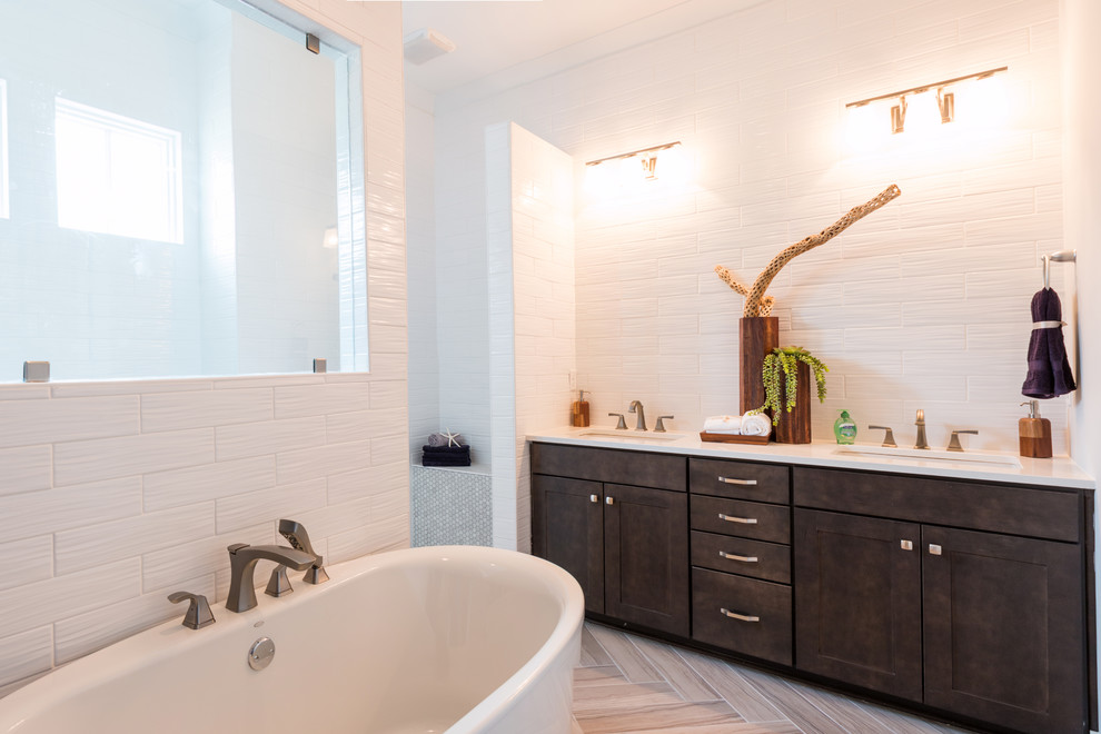 Idéer för ett modernt vit en-suite badrum, med skåp i shakerstil, bruna skåp, ett fristående badkar, en dusch i en alkov, vit kakel, ljust trägolv, ett fristående handfat, beiget golv och med dusch som är öppen