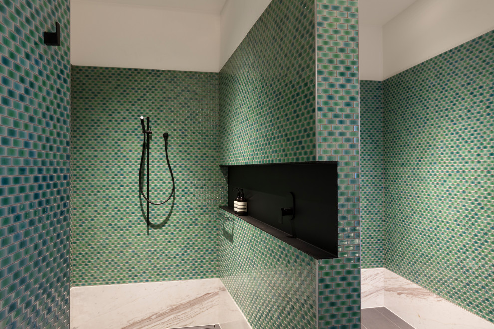 Ispirazione per una grande stanza da bagno minimal con doccia alcova, piastrelle verdi, piastrelle in ceramica, pareti bianche, pavimento in gres porcellanato, pavimento grigio e doccia aperta