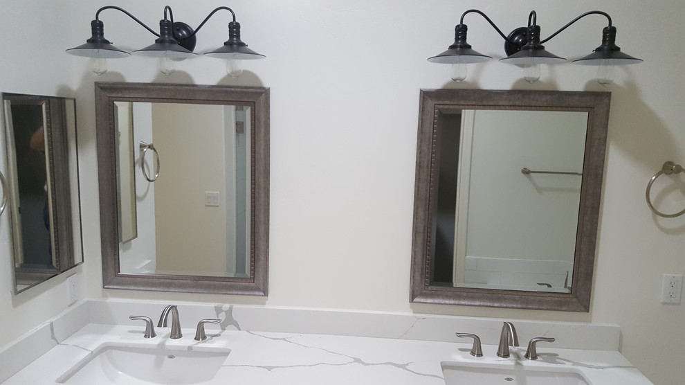 Idée de décoration pour une salle de bain principale design de taille moyenne avec un placard avec porte à panneau surélevé, des portes de placard blanches, une baignoire posée, une douche double, WC séparés, un carrelage blanc, un carrelage métro, un mur blanc, un sol en carrelage de porcelaine, un lavabo encastré, un plan de toilette en quartz modifié, un sol gris et une cabine de douche à porte battante.