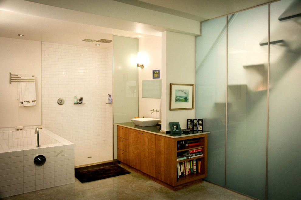 Idée de décoration pour une salle de bain tradition en bois brun avec un placard à porte plane, une baignoire d'angle, une douche ouverte, un carrelage blanc, un carrelage métro, un mur blanc, sol en béton ciré, un plan de toilette en granite, un sol gris et aucune cabine.