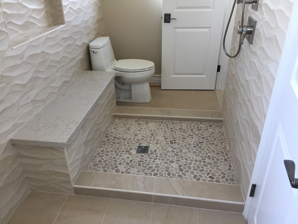 Eklektisk inredning av ett badrum, med en öppen dusch, en toalettstol med hel cisternkåpa, bruna väggar, klinkergolv i keramik, brunt golv och med dusch som är öppen