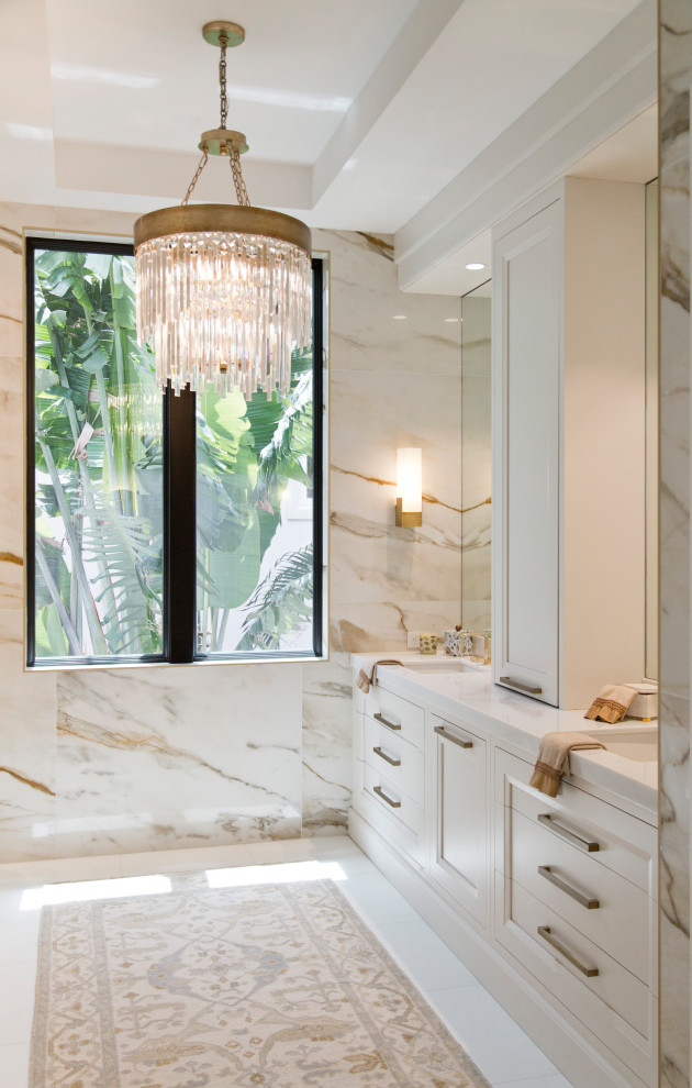 Источник вдохновения для домашнего уюта: большая главная ванная комната в морском стиле с фасадами с утопленной филенкой, белыми фасадами, отдельно стоящей ванной, угловым душем, разноцветной плиткой, плиткой из листового камня, разноцветными стенами, полом из керамической плитки, врезной раковиной, мраморной столешницей, белым полом, открытым душем, белой столешницей, тумбой под две раковины, встроенной тумбой и многоуровневым потолком