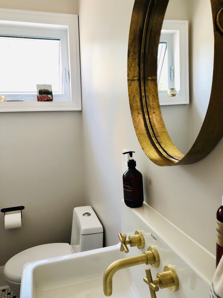 Kleines Landhausstil Badezimmer mit weißen Schränken, Toilette mit Aufsatzspülkasten, beiger Wandfarbe, Mosaik-Bodenfliesen, Wandwaschbecken, Mineralwerkstoff-Waschtisch, gelbem Boden und weißer Waschtischplatte in Toronto