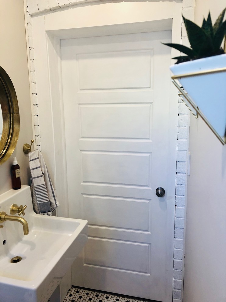 Inspiration för små lantliga vitt badrum, med vita skåp, en toalettstol med hel cisternkåpa, beige väggar, mosaikgolv, ett väggmonterat handfat, bänkskiva i akrylsten och gult golv