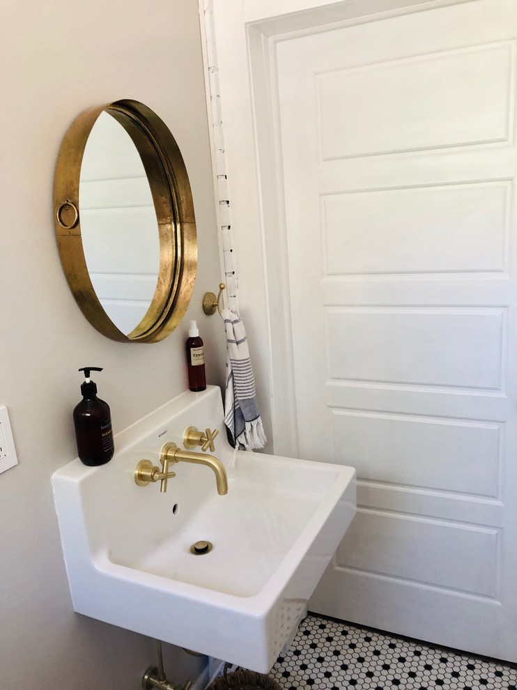 Kleines Landhaus Badezimmer mit weißen Schränken, Toilette mit Aufsatzspülkasten, beiger Wandfarbe, Mosaik-Bodenfliesen, Wandwaschbecken, Mineralwerkstoff-Waschtisch, gelbem Boden und weißer Waschtischplatte in Toronto