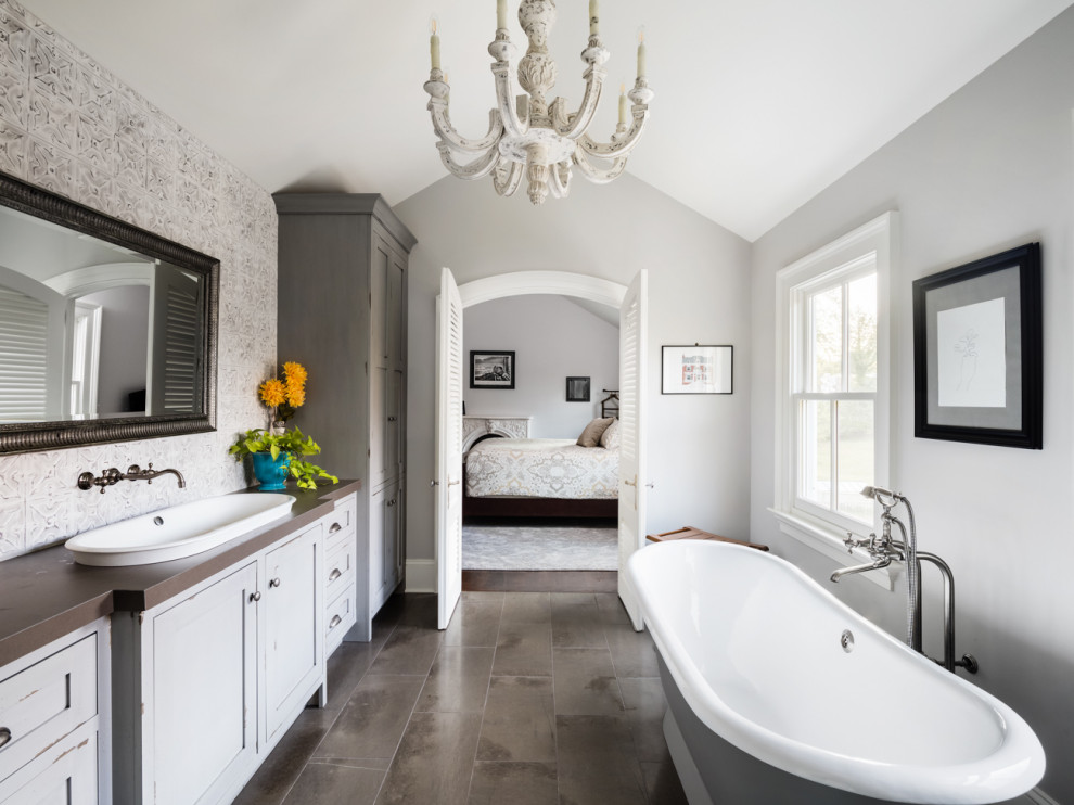 Inspiration för lantliga brunt badrum, med skåp i shakerstil, vita skåp, ett fristående badkar, vit kakel, grå väggar, ett nedsänkt handfat och grått golv
