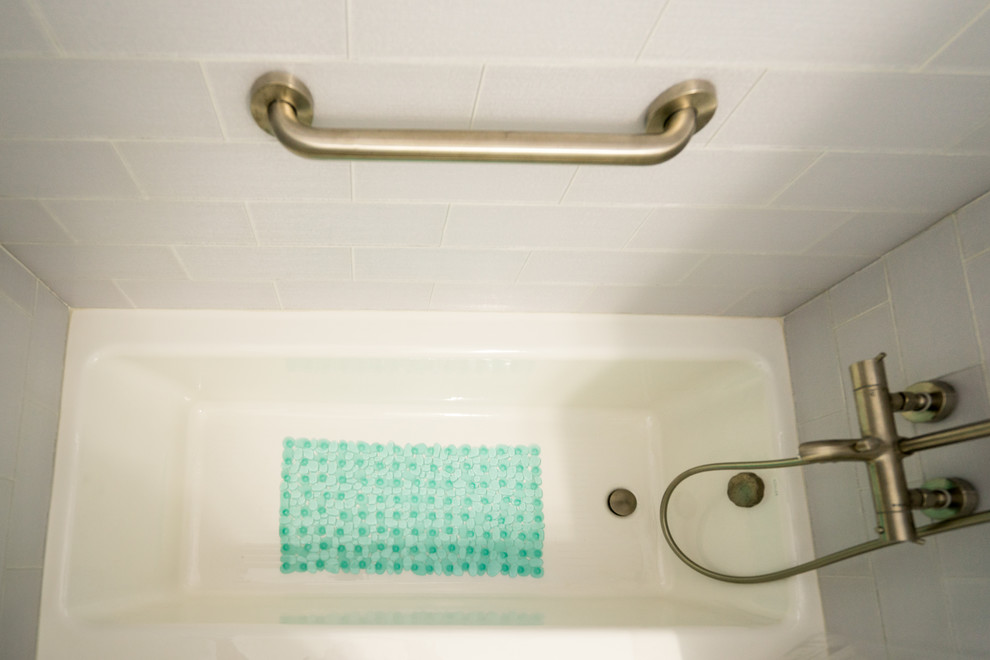 Источник вдохновения для домашнего уюта: главная ванная комната среднего размера в классическом стиле с фасадами с утопленной филенкой, белыми фасадами, накладной ванной, раздельным унитазом, белой плиткой, плиткой кабанчик, зелеными стенами, полом из травертина, монолитной раковиной, душем над ванной, шторкой для ванной, тумбой под одну раковину и встроенной тумбой