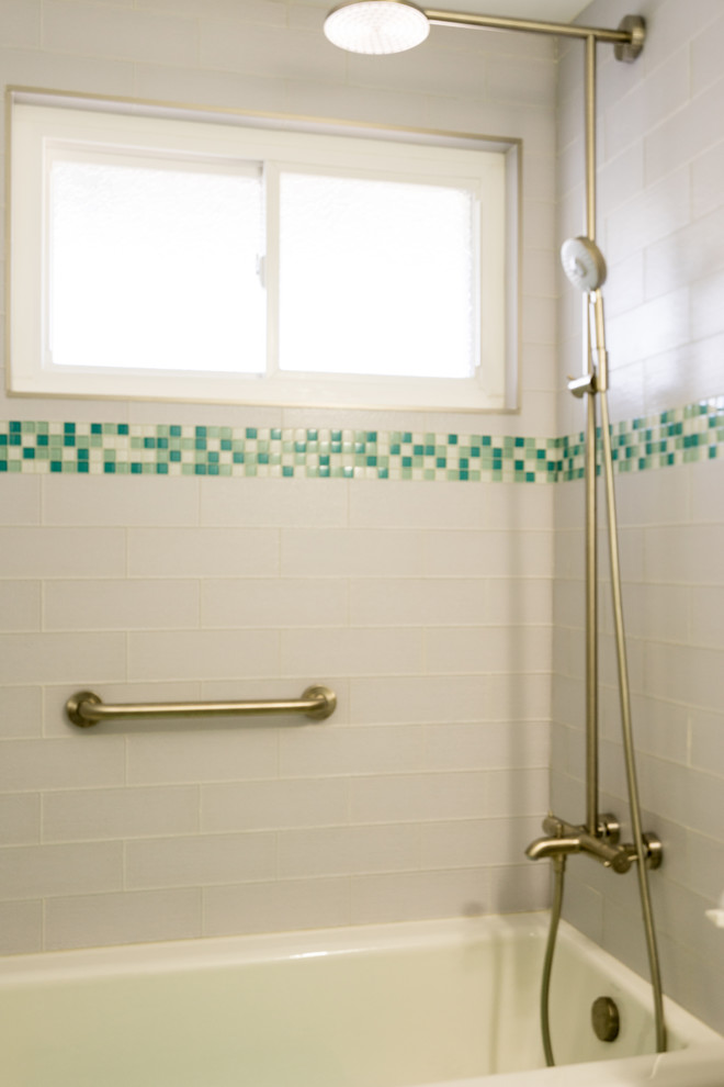 Idéer för att renovera ett mellanstort vintage en-suite badrum, med luckor med infälld panel, vita skåp, ett platsbyggt badkar, en toalettstol med separat cisternkåpa, vit kakel, tunnelbanekakel, gröna väggar, travertin golv, ett integrerad handfat, en dusch/badkar-kombination och dusch med duschdraperi
