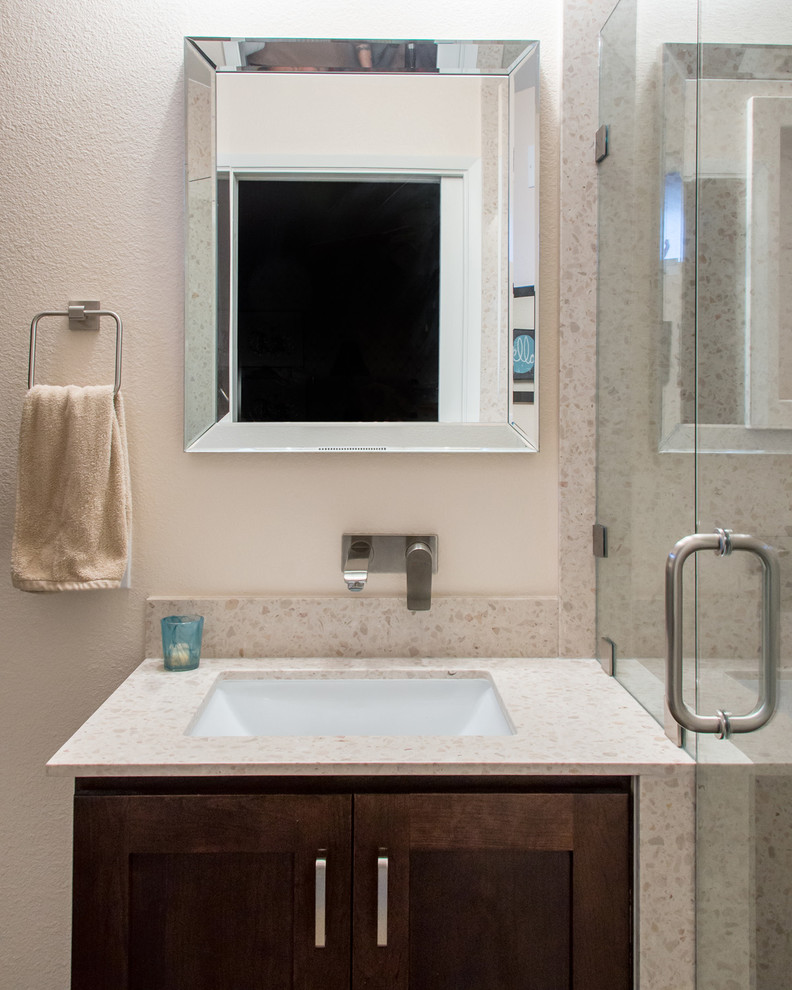 Esempio di una stanza da bagno padronale minimal di medie dimensioni con ante con bugna sagomata, ante in legno bruno, top in marmo, doccia alcova, WC monopezzo, piastrelle grigie e piastrelle in ceramica
