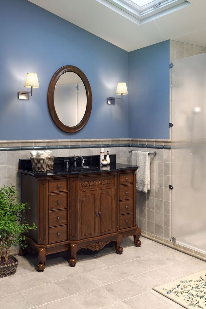 Пример оригинального дизайна: огромная главная ванная комната в классическом стиле с серой плиткой и синими стенами