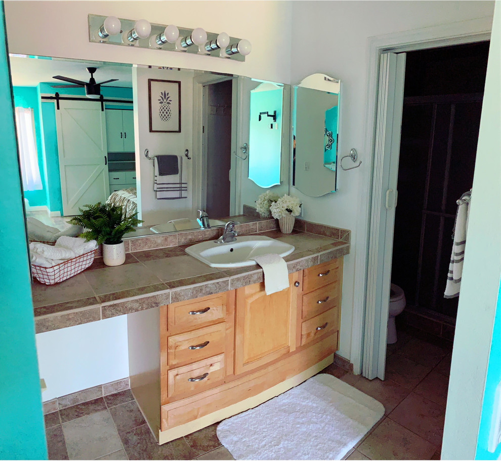 Example of a cottage chic bathroom design in San Diego