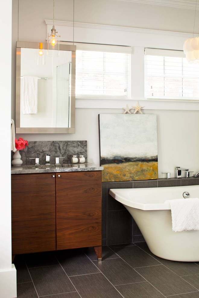 Идея дизайна: главная ванная комната среднего размера в современном стиле с отдельно стоящей ванной, мраморной столешницей, врезной раковиной, серой плиткой, серыми стенами, темными деревянными фасадами и плоскими фасадами