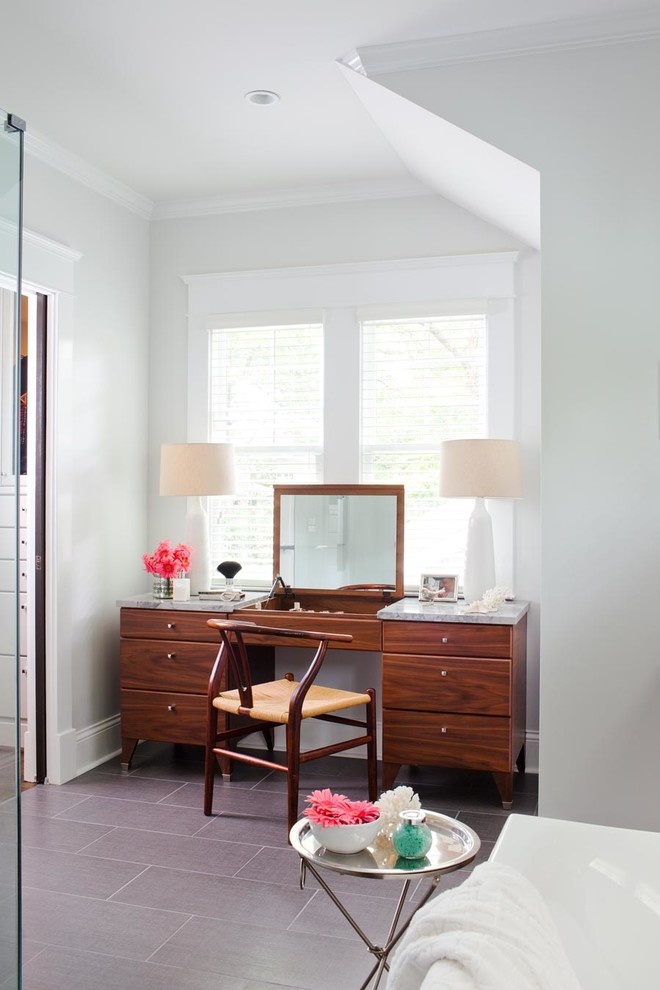 Exempel på ett mellanstort modernt en-suite badrum, med marmorbänkskiva, ett undermonterad handfat, skåp i mellenmörkt trä, ett fristående badkar, grå kakel, grå väggar och släta luckor