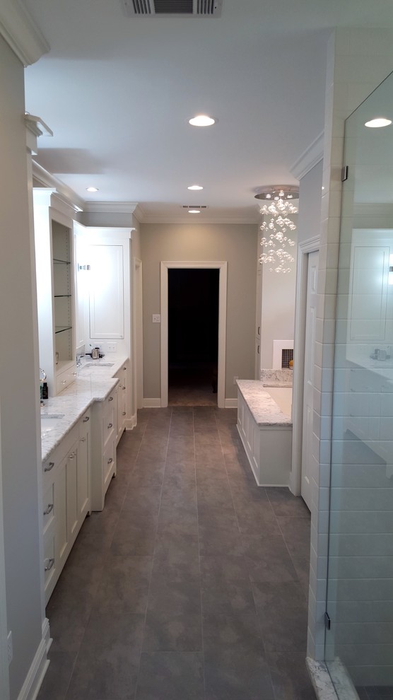 Стильный дизайн: большая главная ванная комната в современном стиле с фасадами с утопленной филенкой, белыми фасадами, полновстраиваемой ванной, душем в нише, белой плиткой, плиткой кабанчик, серыми стенами, полом из керамогранита, врезной раковиной, мраморной столешницей, коричневым полом и открытым душем - последний тренд
