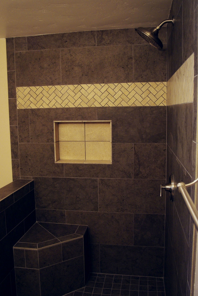 Klassisches Badezimmer mit grauen Fliesen und Metrofliesen in San Diego
