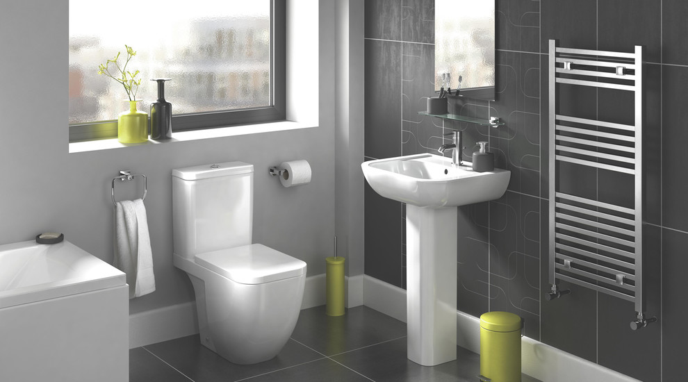Mittelgroßes Modernes Badezimmer mit Wandwaschbecken, Einbaubadewanne, Toilette mit Aufsatzspülkasten, grauen Fliesen, grauer Wandfarbe und Linoleum in Hampshire