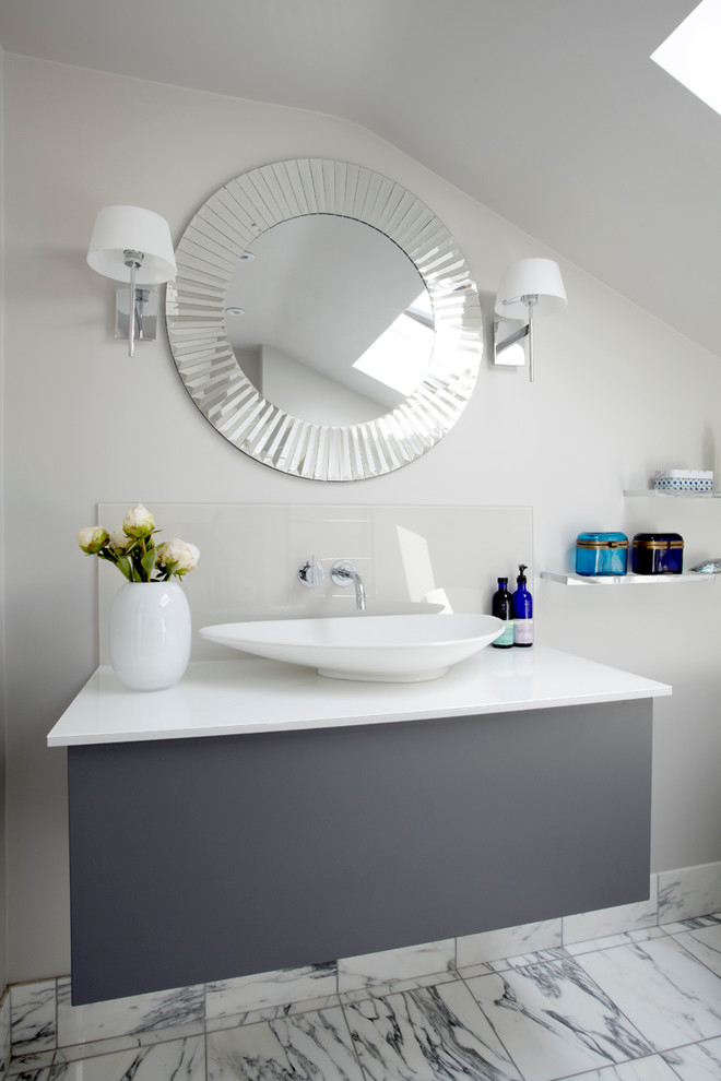 グロスタシャーにあるコンテンポラリースタイルのおしゃれな浴室 (ベッセル式洗面器、グレーのキャビネット) の写真