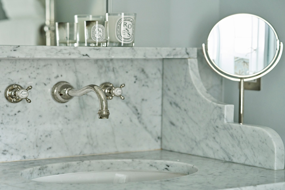 Стильный дизайн: ванная комната среднего размера в классическом стиле - последний тренд
