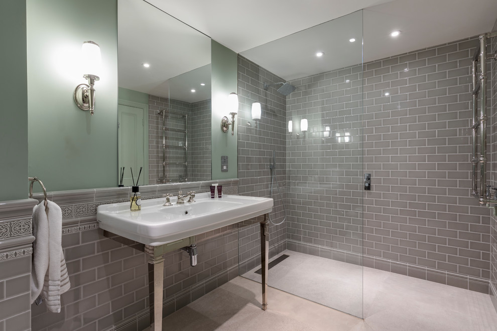Mittelgroßes Modernes Badezimmer mit offener Dusche, grauen Fliesen, Metrofliesen, grauer Wandfarbe, Waschtischkonsole, beigem Boden und offener Dusche in London