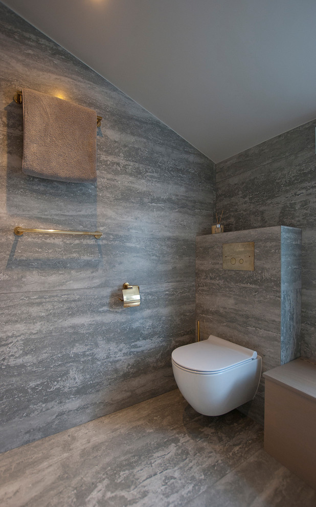 Imagen de cuarto de baño contemporáneo con baldosas y/o azulejos grises, baldosas y/o azulejos de cerámica, paredes grises, suelo de azulejos de cemento y suelo gris