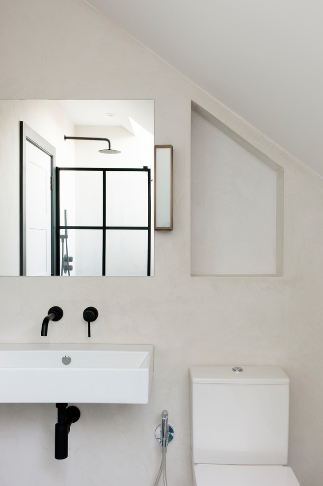 Idee per una stanza da bagno minimalista con doccia aperta e pareti grigie