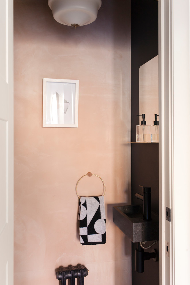 Réalisation d'une petite salle de bain minimaliste avec un mur rose et un lavabo suspendu.