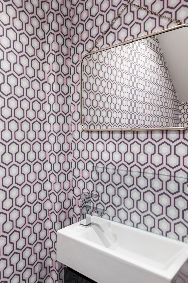 Immagine di una piccola stanza da bagno padronale design con WC monopezzo, pareti rosa, pavimento in ardesia, lavabo a colonna e pavimento nero