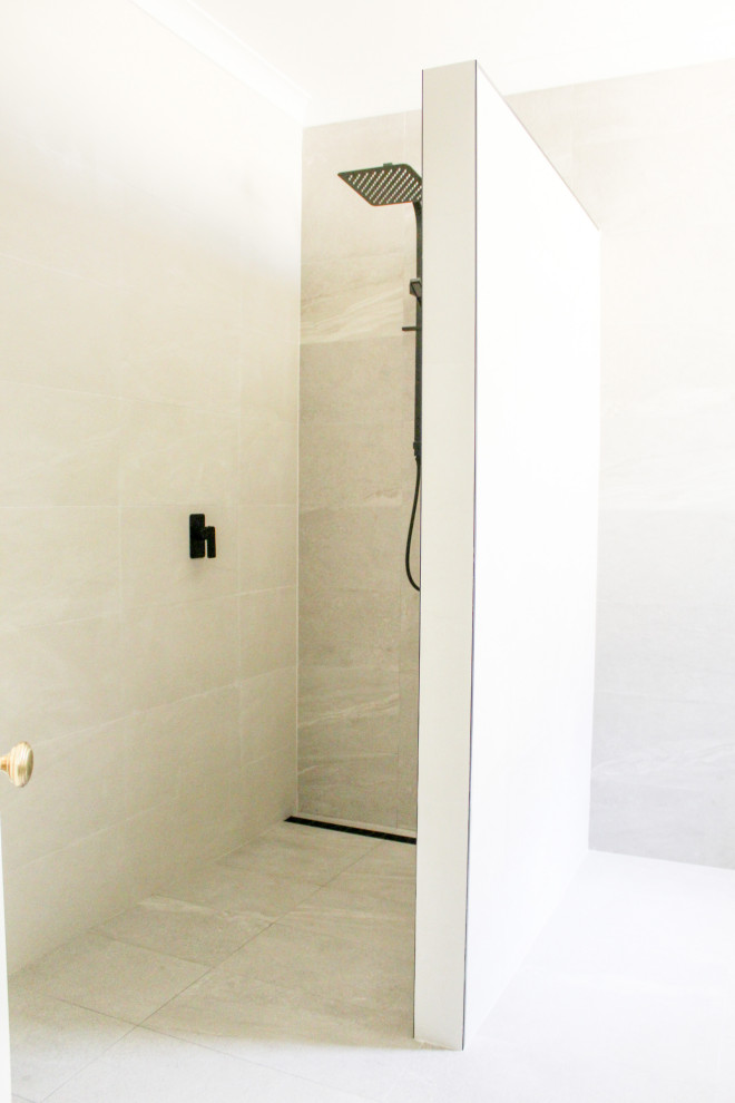 Стильный дизайн: большая главная ванная комната в стиле модернизм с плоскими фасадами, темными деревянными фасадами, открытым душем, унитазом-моноблоком, серой плиткой, керамогранитной плиткой, серыми стенами, полом из керамогранита, настольной раковиной, столешницей из искусственного кварца, серым полом, открытым душем, белой столешницей, тумбой под две раковины и подвесной тумбой - последний тренд