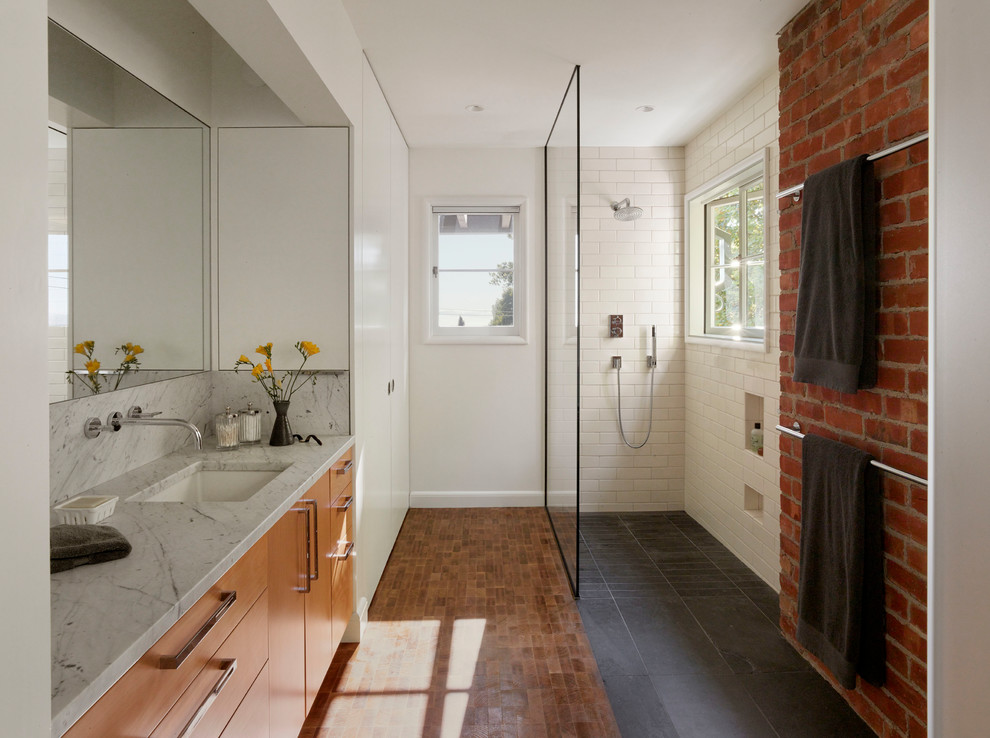 Modernes Duschbad mit hellbraunen Holzschränken, bodengleicher Dusche, weißen Fliesen, Metrofliesen, weißer Wandfarbe, braunem Holzboden, Unterbauwaschbecken, braunem Boden, offener Dusche und grauer Waschtischplatte in San Francisco