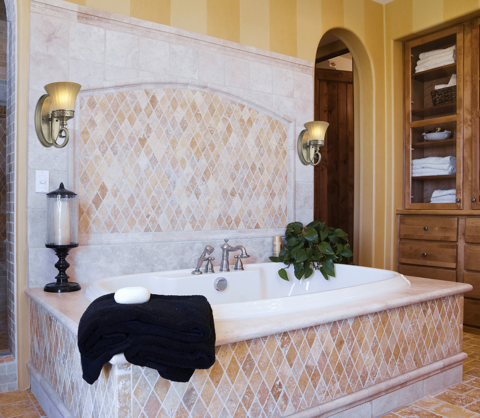 Réalisation d'une grande salle de bain principale design en bois brun avec un placard à porte shaker, un plan de toilette en marbre, une baignoire posée, un carrelage beige, des carreaux de céramique, un mur beige et un sol en carrelage de céramique.