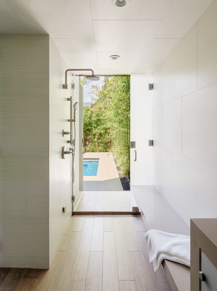 Ejemplo de cuarto de baño contemporáneo con ducha abierta, suelo de madera clara y ducha abierta