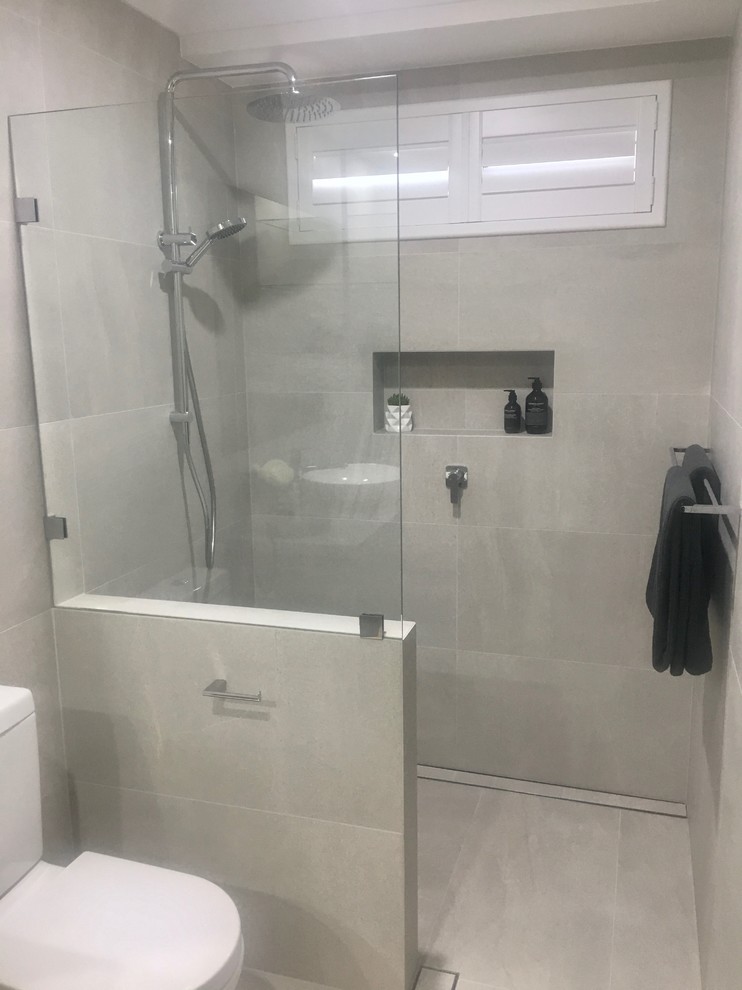 Idéer för att renovera ett mellanstort funkis badrum, med släta luckor, grå skåp, en öppen dusch, grå kakel, porslinskakel, grå väggar, klinkergolv i porslin, ett fristående handfat, bänkskiva i kvarts, grått golv och med dusch som är öppen
