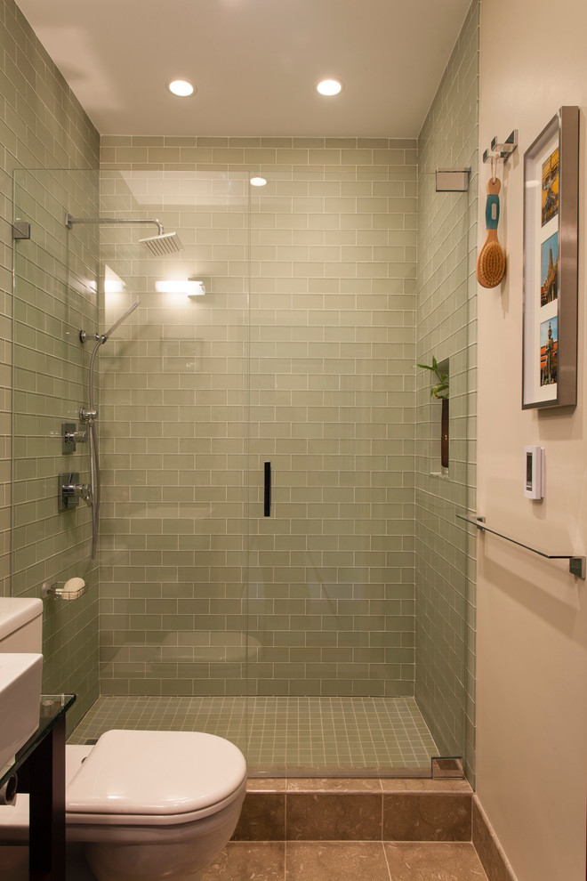 Modernes Badezimmer mit Aufsatzwaschbecken, Duschnische, Wandtoilette mit Spülkasten, grünen Fliesen, Glasfliesen und weißer Wandfarbe in Boston