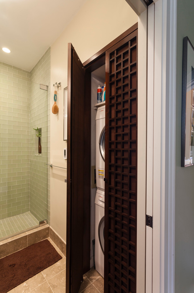 Ispirazione per una stanza da bagno design con doccia alcova, piastrelle verdi, piastrelle di vetro e pareti bianche