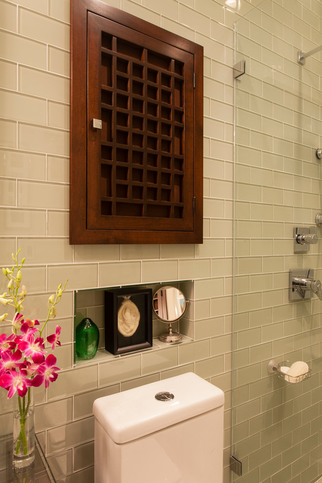 Immagine di una stanza da bagno design con lavabo a bacinella, doccia alcova, WC a due pezzi, piastrelle verdi, piastrelle di vetro e pareti verdi