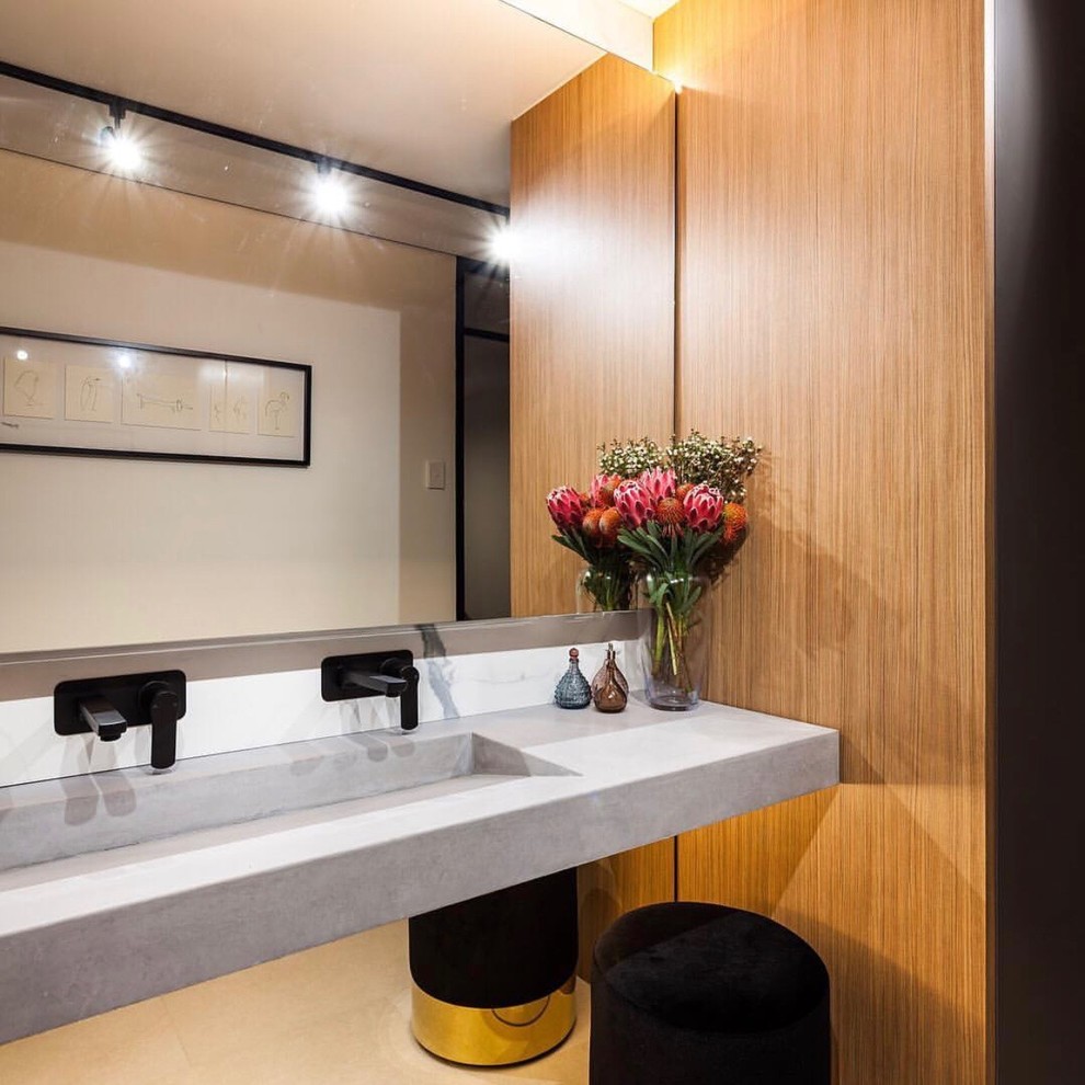 Cette image montre une petite salle de bain principale minimaliste avec un carrelage noir et blanc, du carrelage en marbre, un lavabo intégré et un plan de toilette en béton.