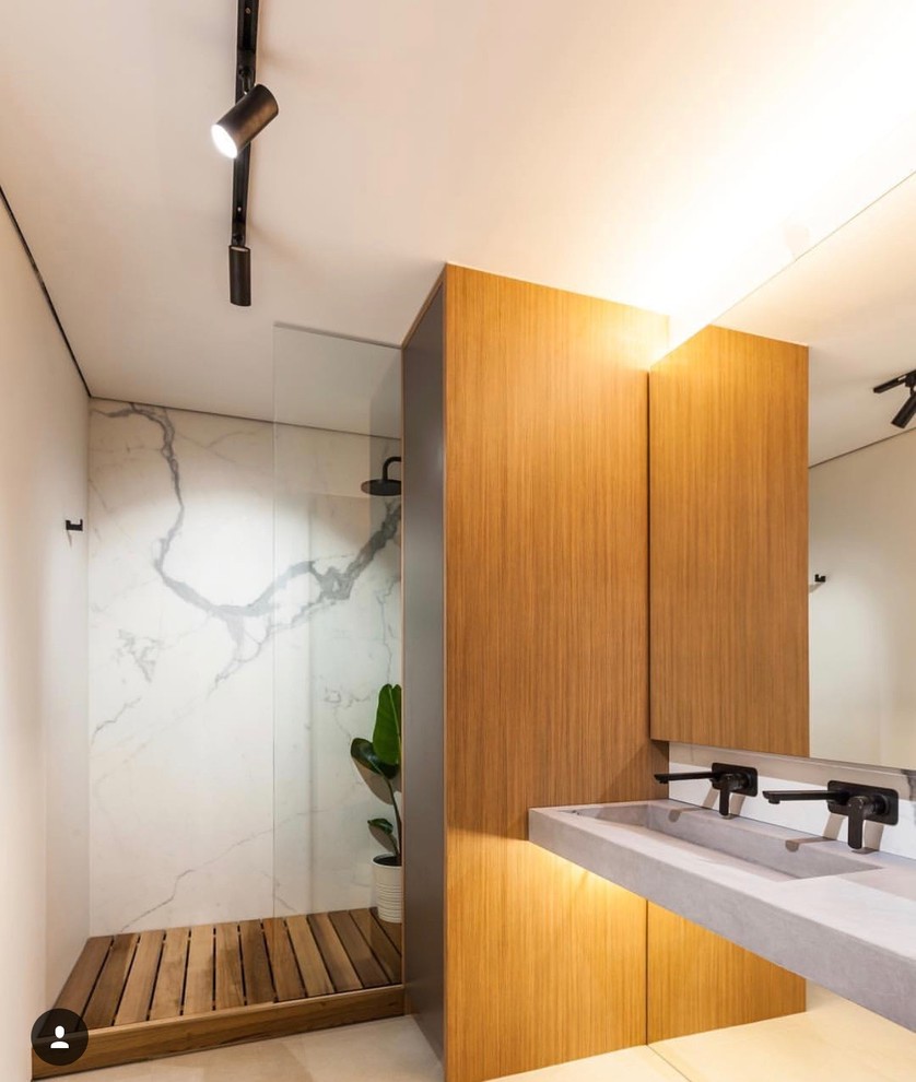 Réalisation d'une petite salle de bain principale minimaliste avec un carrelage noir et blanc, du carrelage en marbre, un lavabo intégré et un plan de toilette en béton.