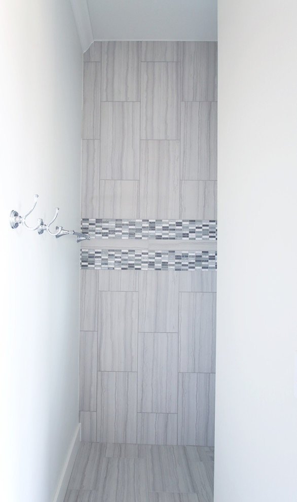 Idéer för stora lantliga en-suite badrum, med möbel-liknande, vita skåp, ett fristående badkar, en öppen dusch, beige kakel, keramikplattor, vita väggar, klinkergolv i keramik, ett undermonterad handfat, granitbänkskiva, grått golv och med dusch som är öppen
