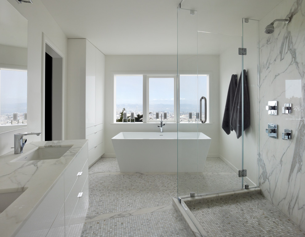 Inspiration för ett funkis badrum, med ett fristående badkar och mosaik