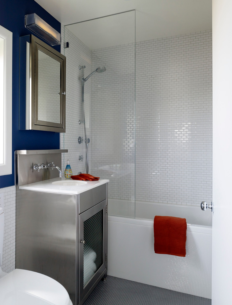 Ispirazione per una stanza da bagno design con lavabo sottopiano, ante di vetro, vasca ad alcova, vasca/doccia e piastrelle bianche