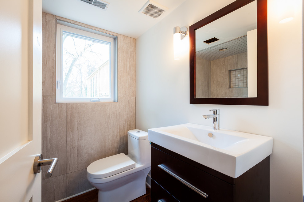 Cette photo montre une petite salle de bain rétro en bois foncé pour enfant avec un placard à porte plane, une douche ouverte, WC à poser, un mur gris et parquet foncé.