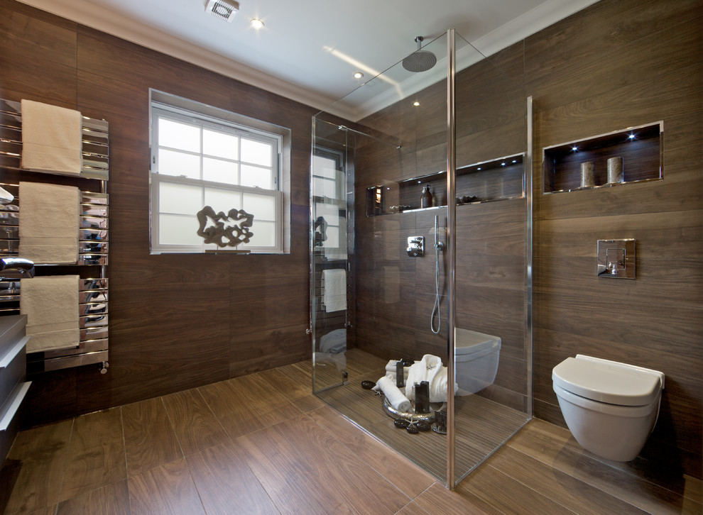 Foto de cuarto de baño contemporáneo con ducha a ras de suelo, sanitario de pared, baldosas y/o azulejos marrones, imitación madera y ventanas