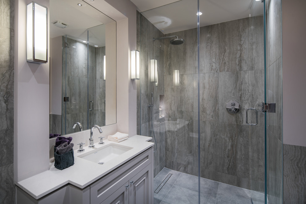 Immagine di una stanza da bagno chic con zona vasca/doccia separata, lavabo sottopiano, pavimento grigio e porta doccia a battente
