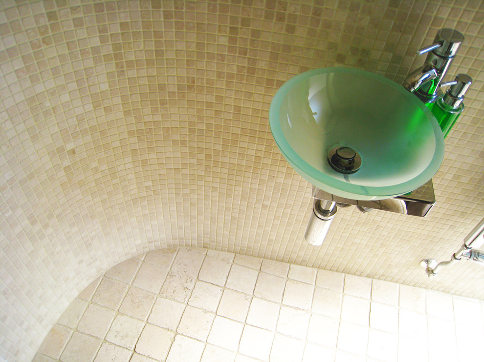 Inspiration för små medelhavsstil badrum, med luckor med infälld panel, beige kakel, keramikplattor, en öppen dusch, ett väggmonterat handfat, beige väggar och klinkergolv i keramik