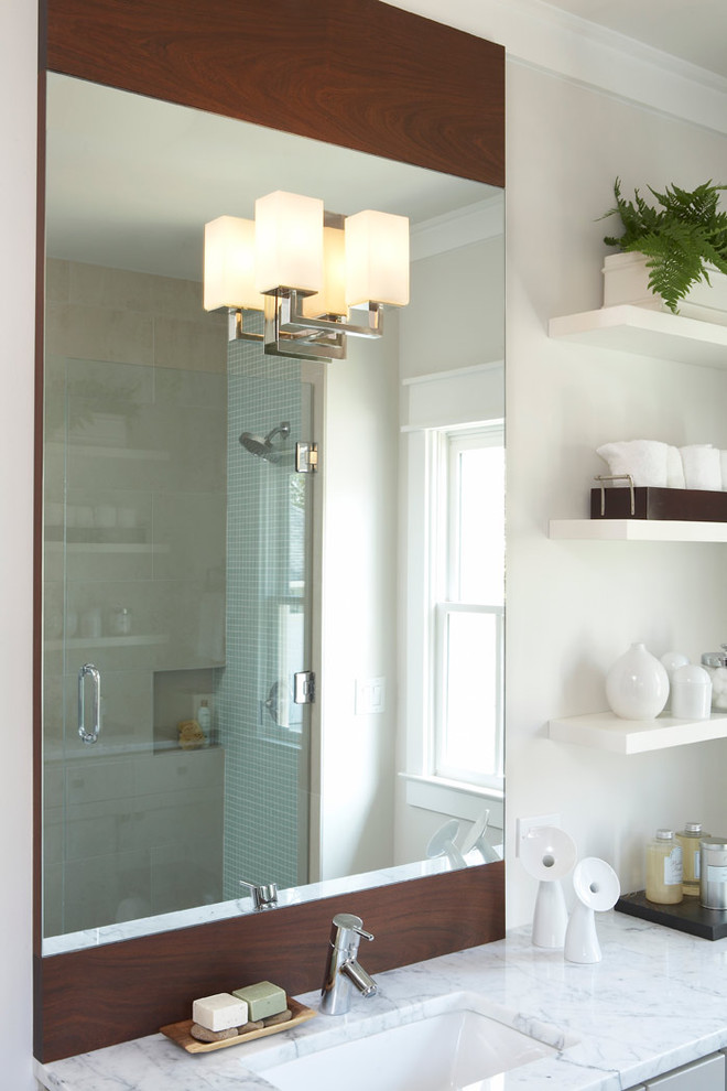 Inredning av ett klassiskt mellanstort en-suite badrum, med ett undermonterad handfat, skåp i shakerstil, grå skåp, marmorbänkskiva, ett platsbyggt badkar, en hörndusch, beige kakel, stenkakel och beige väggar