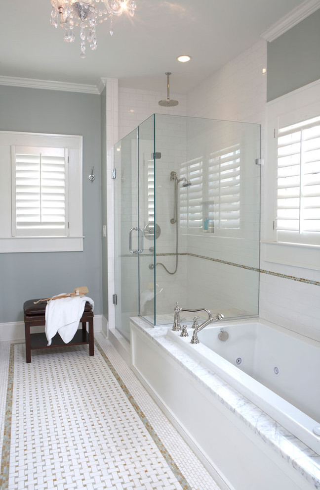 Foto på ett mellanstort vintage en-suite badrum, med ett undermonterad handfat, luckor med infälld panel, vita skåp, marmorbänkskiva, ett platsbyggt badkar, en hörndusch, vit kakel och blå väggar