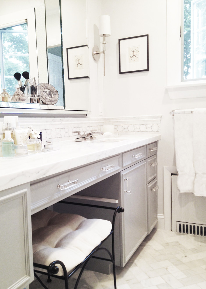 Modelo de cuarto de baño principal tradicional renovado pequeño con armarios con paneles empotrados, puertas de armario grises, ducha esquinera, baldosas y/o azulejos grises, baldosas y/o azulejos en mosaico, paredes grises, suelo de mármol, lavabo bajoencimera y encimera de mármol
