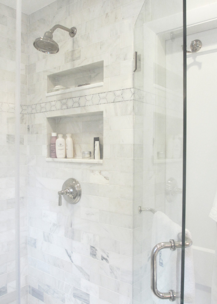 Klassisk inredning av ett litet en-suite badrum, med en hörndusch, grå kakel, tunnelbanekakel, grå väggar och marmorbänkskiva